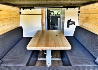 Furgoneta de ocasión, 
IVECO Camper,
Modelo  35S15V de 16m3,
Año 2015,
con 130.000km,  Equipamiento totalmente homologado para el modelo Luxury de 5 plazas.  El equipamiento Luxury, permite disfrutar de unas largas vacaciones sin tener que pensar en parar a conectarse a la red en algún camping, repostar agua en gasolineras, duchas obligatorias en alguna playa … solo elige el punto de salida y si quieres el de destino. 
Del resto, nos ocupamos nosotros.  Equipamiento de serie en este modelo:  -Aislamiento total del vehículo con Kaiflex y fibra mineral para estar a gusto en invierno y en verano.  -Estructura de madera insertada en la propia estructura del vehículo para no perder ni un milímetro de espacio vital, con acabado en madera natural, dando un confort excepcional.  -Mobiliario realizado en madera natural, y con cerraduras automáticas de inox, para que no queden nunca cajones abiertos.  -Todos los marcos y estructuras de puertas acabadas en tapizado.  -Calefacción estacionaria de 4kw con mando digital. Que no te priven las noches frías.  -Termo de gas de 6 litros a pilas para tener agua caliente entre 20º y 45º.  -Dos depósitos de 60 litros de agua potable.  -Dos circuitos de agua fría y caliente.  -Kit autonomía total, formado de batería de gel de 250Ah, regulador Victron y placa solar monocristalina Perc de 430w. Con este equipamiento nos aseguramos de que nunca tengas que conectarte a la red.  -Toldo Fiamma de 3 metros manual, para disfrutar de una sobremesa tranquilamente.  -Cocina de dos fuegos a gas y fregadero integrados.  -Inversor de 2000w onda pura y display de control de carga y accionamiento remoto para poder disfrutar de un servicio de electricidad como en casa, un café por la mañana...?  -Antena de TV y dos tomas interiores.  -Tomas USB para la carga de móviles y otros dispositivos.  -Tomas de 220v para la carga de ordenadores o otros electrodomésticos.  -Microondas de hasta 1000W.  -Nevera de 84 litros, con congelador.  -Claraboya en techo de aspiración y aportación de aire con tapa transparente, para asegurar una buena circulación de aire.  -Cabina de baño y ducha totalmente estanca, con extractor y sin ninguna junta. Con cassete de evacuación de aguas negras de gran capacidad.  -Mesa delantera extraíble al exterior.  -Zona de comedor trasero convertible en una cama principal de 1900mm x 1900mm gracias a una mesa plegable. ¿Quien dice que en una furgoneta no puedes dormir con las piernas estiradas?  -Segunda cama elevable manualmente de 1850mm x 1600mm. Con un sistema sencillo y cómodo recoge si quieres la cama superior sin esfuerzo.