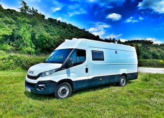 Furgoneta de ocasión, 
IVECO Camper,
Modelo  35S15V de 16m3,
Año 2015,
con 130.000km,  Equipamiento totalmente homologado para el modelo Luxury de 5 plazas.  El equipamiento Luxury, permite disfrutar de unas largas vacaciones sin tener que pensar en parar a conectarse a la red en algún camping, repostar agua en gasolineras, duchas obligatorias en alguna playa … solo elige el punto de salida y si quieres el de destino. 
Del resto, nos ocupamos nosotros.  Equipamiento de serie en este modelo:  -Aislamiento total del vehículo con Kaiflex y fibra mineral para estar a gusto en invierno y en verano.  -Estructura de madera insertada en la propia estructura del vehículo para no perder ni un milímetro de espacio vital, con acabado en madera natural, dando un confort excepcional.  -Mobiliario realizado en madera natural, y con cerraduras automáticas de inox, para que no queden nunca cajones abiertos.  -Todos los marcos y estructuras de puertas acabadas en tapizado.  -Calefacción estacionaria de 4kw con mando digital. Que no te priven las noches frías.  -Termo de gas de 6 litros a pilas para tener agua caliente entre 20º y 45º.  -Dos depósitos de 60 litros de agua potable.  -Dos circuitos de agua fría y caliente.  -Kit autonomía total, formado de batería de gel de 250Ah, regulador Victron y placa solar monocristalina Perc de 430w. Con este equipamiento nos aseguramos de que nunca tengas que conectarte a la red.  -Toldo Fiamma de 3 metros manual, para disfrutar de una sobremesa tranquilamente.  -Cocina de dos fuegos a gas y fregadero integrados.  -Inversor de 2000w onda pura y display de control de carga y accionamiento remoto para poder disfrutar de un servicio de electricidad como en casa, un café por la mañana...?  -Antena de TV y dos tomas interiores.  -Tomas USB para la carga de móviles y otros dispositivos.  -Tomas de 220v para la carga de ordenadores o otros electrodomésticos.  -Microondas de hasta 1000W.  -Nevera de 84 litros, con congelador.  -Claraboya en techo de aspiración y aportación de aire con tapa transparente, para asegurar una buena circulación de aire.  -Cabina de baño y ducha totalmente estanca, con extractor y sin ninguna junta. Con cassete de evacuación de aguas negras de gran capacidad.  -Mesa delantera extraíble al exterior.  -Zona de comedor trasero convertible en una cama principal de 1900mm x 1900mm gracias a una mesa plegable. ¿Quien dice que en una furgoneta no puedes dormir con las piernas estiradas?  -Segunda cama elevable manualmente de 1850mm x 1600mm. Con un sistema sencillo y cómodo recoge si quieres la cama superior sin esfuerzo.