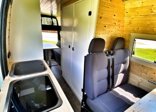 Furgoneta de ocasión, 
IVECO Camper,
Modelo  35S15V de 16m3,
Año 2015,
con 130.000km,  Equipamiento totalmente homologado para el modelo Luxury de 5 plazas.  El equipamiento Luxury, permite disfrutar de unas largas vacaciones sin tener que pensar en parar a conectarse a la red en algún camping, repostar agua en gasolineras, duchas obligatorias en alguna playa … solo elige el punto de salida y si quieres el de destino. 
Del resto, nos ocupamos nosotros.  Equipamiento de serie en este modelo:  -Aislamiento total del vehículo con Kaiflex y fibra mineral para estar a gusto en invierno y en verano.  -Estructura de madera insertada en la propia estructura del vehículo para no perder ni un milímetro de espacio vital, con acabado en madera natural, dando un confort excepcional.  -Mobiliario realizado en madera natural, y con cerraduras automáticas de inox, para que no queden nunca cajones abiertos.  -Todos los marcos y estructuras de puertas acabadas en tapizado.  -Calefacción estacionaria de 4kw con mando digital. Que no te priven las noches frías.  -Termo de gas de 6 litros a pilas para tener agua caliente entre 20º y 45º.  -Dos depósitos de 60 litros de agua potable.  -Dos circuitos de agua fría y caliente.  -Kit autonomía total, formado de batería de gel de 250Ah, regulador Victron y placa solar monocristalina Perc de 430w. Con este equipamiento nos aseguramos de que nunca tengas que conectarte a la red.  -Toldo Fiamma de 3 metros manual, para disfrutar de una sobremesa tranquilamente.  -Cocina de dos fuegos a gas y fregadero integrados.  -Inversor de 2000w onda pura y display de control de carga y accionamiento remoto para poder disfrutar de un servicio de electricidad como en casa, un café por la mañana...?  -Antena de TV y dos tomas interiores.  -Tomas USB para la carga de móviles y otros dispositivos.  -Tomas de 220v para la carga de ordenadores o otros electrodomésticos.  -Microondas de hasta 1000W.  -Nevera de 84 litros, con congelador.  -Claraboya en techo de aspiración y aportación de aire con tapa transparente, para asegurar una buena circulación de aire.  -Cabina de baño y ducha totalmente estanca, con extractor y sin ninguna junta. Con cassete de evacuación de aguas negras de gran capacidad.  -Mesa delantera extraíble al exterior.  -Zona de comedor trasero convertible en una cama principal de 1900mm x 1900mm gracias a una mesa plegable. ¿Quien dice que en una furgoneta no puedes dormir con las piernas estiradas?  -Segunda cama elevable manualmente de 1850mm x 1600mm. Con un sistema sencillo y cómodo recoge si quieres la cama superior sin esfuerzo.