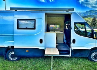 Furgoneta de ocasión, 
IVECO Camper,
Modelo  35S15V de 16m3,
Año 2015,
con 130.000km,

Equipamiento totalmente homologado para el modelo Luxury de 5 plazas. 

El equipamiento Luxury, permite disfrutar de unas largas vacaciones sin tener que pensar en parar a conectarse a la red en algún camping, repostar agua en gasolineras, duchas obligatorias en alguna playa … solo elige el punto de salida y si quieres el de destino. 
Del resto, nos ocupamos nosotros.

Equipamiento de serie en este modelo:

-Aislamiento total del vehículo con Kaiflex y fibra mineral para estar a gusto en invierno y en verano.

-Estructura de madera insertada en la propia estructura del vehículo para no perder ni un milímetro de espacio vital, con acabado en madera natural, dando un confort excepcional.

-Mobiliario realizado en madera natural, y con cerraduras automáticas de inox, para que no queden nunca cajones abiertos.

-Todos los marcos y estructuras de puertas acabadas en tapizado.

-Calefacción estacionaria de 4kw con mando digital. Que no te priven las noches frías.

-Termo de gas de 6 litros a pilas para tener agua caliente entre 20º y 45º.

-Dos depósitos de 60 litros de agua potable.

-Dos circuitos de agua fría y caliente.

-Kit autonomía total, formado de batería de gel de 250Ah, regulador Victron y placa solar monocristalina Perc de 430w. Con este equipamiento nos aseguramos de que nunca tengas que conectarte a la red.

-Toldo Fiamma de 3 metros manual, para disfrutar de una sobremesa tranquilamente.

-Cocina de dos fuegos a gas y fregadero integrados.                                        

-Inversor de 2000w onda pura y display de control de carga y accionamiento remoto para poder disfrutar de un servicio de electricidad como en casa, un café por la mañana...?

-Antena de TV y dos tomas interiores.

-Tomas USB para la carga de móviles y otros dispositivos.

-Tomas de 220v para la carga de ordenadores o otros electrodomésticos.

-Microondas de hasta 1000W.

-Nevera de 84 litros, con congelador.

-Claraboya en techo de aspiración y aportación de aire con tapa transparente, para asegurar una buena circulación de aire.

-Cabina de baño y ducha totalmente estanca, con extractor y sin ninguna junta. Con cassete de evacuación de aguas negras de gran capacidad.

-Mesa delantera extraíble al exterior.

-Zona de comedor trasero convertible en una cama principal de 1900mm x 1900mm gracias a una mesa plegable. ¿Quien dice que en una furgoneta no puedes dormir con las piernas estiradas?

-Segunda cama elevable manualmente de 1850mm x 1600mm. Con un sistema sencillo y cómodo recoge si quieres la cama superior sin esfuerzo.