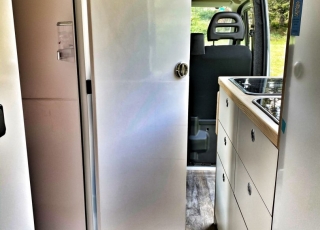 Furgoneta de ocasión, 
IVECO Camper,
Modelo  35S15V de 16m3,
Año 2015,
con 130.000km,

Equipamiento totalmente homologado para el modelo Luxury de 5 plazas. 

El equipamiento Luxury, permite disfrutar de unas largas vacaciones sin tener que pensar en parar a conectarse a la red en algún camping, repostar agua en gasolineras, duchas obligatorias en alguna playa … solo elige el punto de salida y si quieres el de destino. 
Del resto, nos ocupamos nosotros.

Equipamiento de serie en este modelo:

-Aislamiento total del vehículo con Kaiflex y fibra mineral para estar a gusto en invierno y en verano.

-Estructura de madera insertada en la propia estructura del vehículo para no perder ni un milímetro de espacio vital, con acabado en madera natural, dando un confort excepcional.

-Mobiliario realizado en madera natural, y con cerraduras automáticas de inox, para que no queden nunca cajones abiertos.

-Todos los marcos y estructuras de puertas acabadas en tapizado.

-Calefacción estacionaria de 4kw con mando digital. Que no te priven las noches frías.

-Termo de gas de 6 litros a pilas para tener agua caliente entre 20º y 45º.

-Dos depósitos de 60 litros de agua potable.

-Dos circuitos de agua fría y caliente.

-Kit autonomía total, formado de batería de gel de 250Ah, regulador Victron y placa solar monocristalina Perc de 430w. Con este equipamiento nos aseguramos de que nunca tengas que conectarte a la red.

-Toldo Fiamma de 3 metros manual, para disfrutar de una sobremesa tranquilamente.

-Cocina de dos fuegos a gas y fregadero integrados.                                        

-Inversor de 2000w onda pura y display de control de carga y accionamiento remoto para poder disfrutar de un servicio de electricidad como en casa, un café por la mañana...?

-Antena de TV y dos tomas interiores.

-Tomas USB para la carga de móviles y otros dispositivos.

-Tomas de 220v para la carga de ordenadores o otros electrodomésticos.

-Microondas de hasta 1000W.

-Nevera de 84 litros, con congelador.

-Claraboya en techo de aspiración y aportación de aire con tapa transparente, para asegurar una buena circulación de aire.

-Cabina de baño y ducha totalmente estanca, con extractor y sin ninguna junta. Con cassete de evacuación de aguas negras de gran capacidad.

-Mesa delantera extraíble al exterior.

-Zona de comedor trasero convertible en una cama principal de 1900mm x 1900mm gracias a una mesa plegable. ¿Quien dice que en una furgoneta no puedes dormir con las piernas estiradas?

-Segunda cama elevable manualmente de 1850mm x 1600mm. Con un sistema sencillo y cómodo recoge si quieres la cama superior sin esfuerzo.