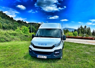 Furgoneta de ocasión, 
IVECO Camper,
Modelo  35S15V de 16m3,
Año 2015,
con 130.000km,  Equipamiento totalmente homologado para el modelo Luxury de 5 plazas.  El equipamiento Luxury, permite disfrutar de unas largas vacaciones sin tener que pensar en parar a conectarse a la red en algún camping, repostar agua en gasolineras, duchas obligatorias en alguna playa … solo elige el punto de salida y si quieres el de destino. 
Del resto, nos ocupamos nosotros.  Equipamiento de serie en este modelo:  -Aislamiento total del vehículo con Kaiflex y fibra mineral para estar a gusto en invierno y en verano.  -Estructura de madera insertada en la propia estructura del vehículo para no perder ni un milímetro de espacio vital, con acabado en madera natural, dando un confort excepcional.  -Mobiliario realizado en madera natural, y con cerraduras automáticas de inox, para que no queden nunca cajones abiertos.  -Todos los marcos y estructuras de puertas acabadas en tapizado.  -Calefacción estacionaria de 4kw con mando digital. Que no te priven las noches frías.  -Termo de gas de 6 litros a pilas para tener agua caliente entre 20º y 45º.  -Dos depósitos de 60 litros de agua potable.  -Dos circuitos de agua fría y caliente.  -Kit autonomía total, formado de batería de gel de 250Ah, regulador Victron y placa solar monocristalina Perc de 430w. Con este equipamiento nos aseguramos de que nunca tengas que conectarte a la red.  -Toldo Fiamma de 3 metros manual, para disfrutar de una sobremesa tranquilamente.  -Cocina de dos fuegos a gas y fregadero integrados.  -Inversor de 2000w onda pura y display de control de carga y accionamiento remoto para poder disfrutar de un servicio de electricidad como en casa, un café por la mañana...?  -Antena de TV y dos tomas interiores.  -Tomas USB para la carga de móviles y otros dispositivos.  -Tomas de 220v para la carga de ordenadores o otros electrodomésticos.  -Microondas de hasta 1000W.  -Nevera de 84 litros, con congelador.  -Claraboya en techo de aspiración y aportación de aire con tapa transparente, para asegurar una buena circulación de aire.  -Cabina de baño y ducha totalmente estanca, con extractor y sin ninguna junta. Con cassete de evacuación de aguas negras de gran capacidad.  -Mesa delantera extraíble al exterior.  -Zona de comedor trasero convertible en una cama principal de 1900mm x 1900mm gracias a una mesa plegable. ¿Quien dice que en una furgoneta no puedes dormir con las piernas estiradas?  -Segunda cama elevable manualmente de 1850mm x 1600mm. Con un sistema sencillo y cómodo recoge si quieres la cama superior sin esfuerzo.