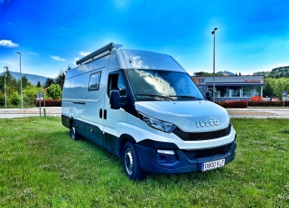 Furgoneta de ocasión, 
IVECO Camper,
Modelo  35S15V de 16m3,
Año 2015,
con 130.000km,  Equipamiento totalmente homologado para el modelo Luxury de 5 plazas.  El equipamiento Luxury, permite disfrutar de unas largas vacaciones sin tener que pensar en parar a conectarse a la red en algún camping, repostar agua en gasolineras, duchas obligatorias en alguna playa … solo elige el punto de salida y si quieres el de destino. 
Del resto, nos ocupamos nosotros.  Equipamiento de serie en este modelo:  -Aislamiento total del vehículo con Kaiflex y fibra mineral para estar a gusto en invierno y en verano.  -Estructura de madera insertada en la propia estructura del vehículo para no perder ni un milímetro de espacio vital, con acabado en madera natural, dando un confort excepcional.  -Mobiliario realizado en madera natural, y con cerraduras automáticas de inox, para que no queden nunca cajones abiertos.  -Todos los marcos y estructuras de puertas acabadas en tapizado.  -Calefacción estacionaria de 4kw con mando digital. Que no te priven las noches frías.  -Termo de gas de 6 litros a pilas para tener agua caliente entre 20º y 45º.  -Dos depósitos de 60 litros de agua potable.  -Dos circuitos de agua fría y caliente.  -Kit autonomía total, formado de batería de gel de 250Ah, regulador Victron y placa solar monocristalina Perc de 430w. Con este equipamiento nos aseguramos de que nunca tengas que conectarte a la red.  -Toldo Fiamma de 3 metros manual, para disfrutar de una sobremesa tranquilamente.  -Cocina de dos fuegos a gas y fregadero integrados.  -Inversor de 2000w onda pura y display de control de carga y accionamiento remoto para poder disfrutar de un servicio de electricidad como en casa, un café por la mañana...?  -Antena de TV y dos tomas interiores.  -Tomas USB para la carga de móviles y otros dispositivos.  -Tomas de 220v para la carga de ordenadores o otros electrodomésticos.  -Microondas de hasta 1000W.  -Nevera de 84 litros, con congelador.  -Claraboya en techo de aspiración y aportación de aire con tapa transparente, para asegurar una buena circulación de aire.  -Cabina de baño y ducha totalmente estanca, con extractor y sin ninguna junta. Con cassete de evacuación de aguas negras de gran capacidad.  -Mesa delantera extraíble al exterior.  -Zona de comedor trasero convertible en una cama principal de 1900mm x 1900mm gracias a una mesa plegable. ¿Quien dice que en una furgoneta no puedes dormir con las piernas estiradas?  -Segunda cama elevable manualmente de 1850mm x 1600mm. Con un sistema sencillo y cómodo recoge si quieres la cama superior sin esfuerzo.