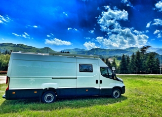 Furgoneta de ocasión, 
IVECO Camper,
Modelo  35S15V de 16m3,
Año 2015,
con 130.000km,  Equipamiento totalmente homologado para el modelo Luxury de 5 plazas.  El equipamiento Luxury, permite disfrutar de unas largas vacaciones sin tener que pensar en parar a conectarse a la red en algún camping, repostar agua en gasolineras, duchas obligatorias en alguna playa … solo elige el punto de salida y si quieres el de destino. 
Del resto, nos ocupamos nosotros.  Equipamiento de serie en este modelo:  -Aislamiento total del vehículo con Kaiflex y fibra mineral para estar a gusto en invierno y en verano.  -Estructura de madera insertada en la propia estructura del vehículo para no perder ni un milímetro de espacio vital, con acabado en madera natural, dando un confort excepcional.  -Mobiliario realizado en madera natural, y con cerraduras automáticas de inox, para que no queden nunca cajones abiertos.  -Todos los marcos y estructuras de puertas acabadas en tapizado.  -Calefacción estacionaria de 4kw con mando digital. Que no te priven las noches frías.  -Termo de gas de 6 litros a pilas para tener agua caliente entre 20º y 45º.  -Dos depósitos de 60 litros de agua potable.  -Dos circuitos de agua fría y caliente.  -Kit autonomía total, formado de batería de gel de 250Ah, regulador Victron y placa solar monocristalina Perc de 430w. Con este equipamiento nos aseguramos de que nunca tengas que conectarte a la red.  -Toldo Fiamma de 3 metros manual, para disfrutar de una sobremesa tranquilamente.  -Cocina de dos fuegos a gas y fregadero integrados.  -Inversor de 2000w onda pura y display de control de carga y accionamiento remoto para poder disfrutar de un servicio de electricidad como en casa, un café por la mañana...?  -Antena de TV y dos tomas interiores.  -Tomas USB para la carga de móviles y otros dispositivos.  -Tomas de 220v para la carga de ordenadores o otros electrodomésticos.  -Microondas de hasta 1000W.  -Nevera de 84 litros, con congelador.  -Claraboya en techo de aspiración y aportación de aire con tapa transparente, para asegurar una buena circulación de aire.  -Cabina de baño y ducha totalmente estanca, con extractor y sin ninguna junta. Con cassete de evacuación de aguas negras de gran capacidad.  -Mesa delantera extraíble al exterior.  -Zona de comedor trasero convertible en una cama principal de 1900mm x 1900mm gracias a una mesa plegable. ¿Quien dice que en una furgoneta no puedes dormir con las piernas estiradas?  -Segunda cama elevable manualmente de 1850mm x 1600mm. Con un sistema sencillo y cómodo recoge si quieres la cama superior sin esfuerzo.