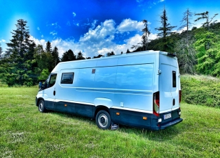 Furgoneta de ocasión, 
IVECO Camper,
Modelo  35S15V de 16m3,
Año 2015,
con 130.000km,  Equipamiento totalmente homologado para el modelo Luxury de 5 plazas.  El equipamiento Luxury, permite disfrutar de unas largas vacaciones sin tener que pensar en parar a conectarse a la red en algún camping, repostar agua en gasolineras, duchas obligatorias en alguna playa … solo elige el punto de salida y si quieres el de destino. 
Del resto, nos ocupamos nosotros.  Equipamiento de serie en este modelo:  -Aislamiento total del vehículo con Kaiflex y fibra mineral para estar a gusto en invierno y en verano.  -Estructura de madera insertada en la propia estructura del vehículo para no perder ni un milímetro de espacio vital, con acabado en madera natural, dando un confort excepcional.  -Mobiliario realizado en madera natural, y con cerraduras automáticas de inox, para que no queden nunca cajones abiertos.  -Todos los marcos y estructuras de puertas acabadas en tapizado.  -Calefacción estacionaria de 4kw con mando digital. Que no te priven las noches frías.  -Termo de gas de 6 litros a pilas para tener agua caliente entre 20º y 45º.  -Dos depósitos de 60 litros de agua potable.  -Dos circuitos de agua fría y caliente.  -Kit autonomía total, formado de batería de gel de 250Ah, regulador Victron y placa solar monocristalina Perc de 430w. Con este equipamiento nos aseguramos de que nunca tengas que conectarte a la red.  -Toldo Fiamma de 3 metros manual, para disfrutar de una sobremesa tranquilamente.  -Cocina de dos fuegos a gas y fregadero integrados.  -Inversor de 2000w onda pura y display de control de carga y accionamiento remoto para poder disfrutar de un servicio de electricidad como en casa, un café por la mañana...?  -Antena de TV y dos tomas interiores.  -Tomas USB para la carga de móviles y otros dispositivos.  -Tomas de 220v para la carga de ordenadores o otros electrodomésticos.  -Microondas de hasta 1000W.  -Nevera de 84 litros, con congelador.  -Claraboya en techo de aspiración y aportación de aire con tapa transparente, para asegurar una buena circulación de aire.  -Cabina de baño y ducha totalmente estanca, con extractor y sin ninguna junta. Con cassete de evacuación de aguas negras de gran capacidad.  -Mesa delantera extraíble al exterior.  -Zona de comedor trasero convertible en una cama principal de 1900mm x 1900mm gracias a una mesa plegable. ¿Quien dice que en una furgoneta no puedes dormir con las piernas estiradas?  -Segunda cama elevable manualmente de 1850mm x 1600mm. Con un sistema sencillo y cómodo recoge si quieres la cama superior sin esfuerzo.