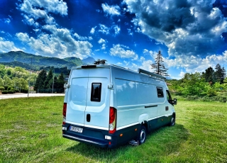 Furgoneta de ocasión, 
IVECO Camper,
Modelo  35S15V de 16m3,
Año 2015,
con 130.000km,  Equipamiento totalmente homologado para el modelo Luxury de 5 plazas.  El equipamiento Luxury, permite disfrutar de unas largas vacaciones sin tener que pensar en parar a conectarse a la red en algún camping, repostar agua en gasolineras, duchas obligatorias en alguna playa … solo elige el punto de salida y si quieres el de destino. 
Del resto, nos ocupamos nosotros.  Equipamiento de serie en este modelo:  -Aislamiento total del vehículo con Kaiflex y fibra mineral para estar a gusto en invierno y en verano.  -Estructura de madera insertada en la propia estructura del vehículo para no perder ni un milímetro de espacio vital, con acabado en madera natural, dando un confort excepcional.  -Mobiliario realizado en madera natural, y con cerraduras automáticas de inox, para que no queden nunca cajones abiertos.  -Todos los marcos y estructuras de puertas acabadas en tapizado.  -Calefacción estacionaria de 4kw con mando digital. Que no te priven las noches frías.  -Termo de gas de 6 litros a pilas para tener agua caliente entre 20º y 45º.  -Dos depósitos de 60 litros de agua potable.  -Dos circuitos de agua fría y caliente.  -Kit autonomía total, formado de batería de gel de 250Ah, regulador Victron y placa solar monocristalina Perc de 430w. Con este equipamiento nos aseguramos de que nunca tengas que conectarte a la red.  -Toldo Fiamma de 3 metros manual, para disfrutar de una sobremesa tranquilamente.  -Cocina de dos fuegos a gas y fregadero integrados.  -Inversor de 2000w onda pura y display de control de carga y accionamiento remoto para poder disfrutar de un servicio de electricidad como en casa, un café por la mañana...?  -Antena de TV y dos tomas interiores.  -Tomas USB para la carga de móviles y otros dispositivos.  -Tomas de 220v para la carga de ordenadores o otros electrodomésticos.  -Microondas de hasta 1000W.  -Nevera de 84 litros, con congelador.  -Claraboya en techo de aspiración y aportación de aire con tapa transparente, para asegurar una buena circulación de aire.  -Cabina de baño y ducha totalmente estanca, con extractor y sin ninguna junta. Con cassete de evacuación de aguas negras de gran capacidad.  -Mesa delantera extraíble al exterior.  -Zona de comedor trasero convertible en una cama principal de 1900mm x 1900mm gracias a una mesa plegable. ¿Quien dice que en una furgoneta no puedes dormir con las piernas estiradas?  -Segunda cama elevable manualmente de 1850mm x 1600mm. Con un sistema sencillo y cómodo recoge si quieres la cama superior sin esfuerzo.