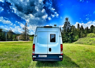 Furgoneta de ocasión, 
IVECO Camper,
Modelo  35S15V de 16m3,
Año 2015,
con 130.000km,  Equipamiento totalmente homologado para el modelo Luxury de 5 plazas.  El equipamiento Luxury, permite disfrutar de unas largas vacaciones sin tener que pensar en parar a conectarse a la red en algún camping, repostar agua en gasolineras, duchas obligatorias en alguna playa … solo elige el punto de salida y si quieres el de destino. 
Del resto, nos ocupamos nosotros.  Equipamiento de serie en este modelo:  -Aislamiento total del vehículo con Kaiflex y fibra mineral para estar a gusto en invierno y en verano.  -Estructura de madera insertada en la propia estructura del vehículo para no perder ni un milímetro de espacio vital, con acabado en madera natural, dando un confort excepcional.  -Mobiliario realizado en madera natural, y con cerraduras automáticas de inox, para que no queden nunca cajones abiertos.  -Todos los marcos y estructuras de puertas acabadas en tapizado.  -Calefacción estacionaria de 4kw con mando digital. Que no te priven las noches frías.  -Termo de gas de 6 litros a pilas para tener agua caliente entre 20º y 45º.  -Dos depósitos de 60 litros de agua potable.  -Dos circuitos de agua fría y caliente.  -Kit autonomía total, formado de batería de gel de 250Ah, regulador Victron y placa solar monocristalina Perc de 430w. Con este equipamiento nos aseguramos de que nunca tengas que conectarte a la red.  -Toldo Fiamma de 3 metros manual, para disfrutar de una sobremesa tranquilamente.  -Cocina de dos fuegos a gas y fregadero integrados.  -Inversor de 2000w onda pura y display de control de carga y accionamiento remoto para poder disfrutar de un servicio de electricidad como en casa, un café por la mañana...?  -Antena de TV y dos tomas interiores.  -Tomas USB para la carga de móviles y otros dispositivos.  -Tomas de 220v para la carga de ordenadores o otros electrodomésticos.  -Microondas de hasta 1000W.  -Nevera de 84 litros, con congelador.  -Claraboya en techo de aspiración y aportación de aire con tapa transparente, para asegurar una buena circulación de aire.  -Cabina de baño y ducha totalmente estanca, con extractor y sin ninguna junta. Con cassete de evacuación de aguas negras de gran capacidad.  -Mesa delantera extraíble al exterior.  -Zona de comedor trasero convertible en una cama principal de 1900mm x 1900mm gracias a una mesa plegable. ¿Quien dice que en una furgoneta no puedes dormir con las piernas estiradas?  -Segunda cama elevable manualmente de 1850mm x 1600mm. Con un sistema sencillo y cómodo recoge si quieres la cama superior sin esfuerzo.