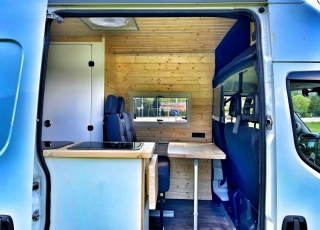 Furgoneta de ocasión, 
IVECO Camper,
Modelo  35S15V de 16m3,
Año 2015,
con 130.000km,  Equipamiento totalmente homologado para el modelo Luxury de 5 plazas.  El equipamiento Luxury, permite disfrutar de unas largas vacaciones sin tener que pensar en parar a conectarse a la red en algún camping, repostar agua en gasolineras, duchas obligatorias en alguna playa … solo elige el punto de salida y si quieres el de destino. 
Del resto, nos ocupamos nosotros.  Equipamiento de serie en este modelo:  -Aislamiento total del vehículo con Kaiflex y fibra mineral para estar a gusto en invierno y en verano.  -Estructura de madera insertada en la propia estructura del vehículo para no perder ni un milímetro de espacio vital, con acabado en madera natural, dando un confort excepcional.  -Mobiliario realizado en madera natural, y con cerraduras automáticas de inox, para que no queden nunca cajones abiertos.  -Todos los marcos y estructuras de puertas acabadas en tapizado.  -Calefacción estacionaria de 4kw con mando digital. Que no te priven las noches frías.  -Termo de gas de 6 litros a pilas para tener agua caliente entre 20º y 45º.  -Dos depósitos de 60 litros de agua potable.  -Dos circuitos de agua fría y caliente.  -Kit autonomía total, formado de batería de gel de 250Ah, regulador Victron y placa solar monocristalina Perc de 430w. Con este equipamiento nos aseguramos de que nunca tengas que conectarte a la red.  -Toldo Fiamma de 3 metros manual, para disfrutar de una sobremesa tranquilamente.  -Cocina de dos fuegos a gas y fregadero integrados.  -Inversor de 2000w onda pura y display de control de carga y accionamiento remoto para poder disfrutar de un servicio de electricidad como en casa, un café por la mañana...?  -Antena de TV y dos tomas interiores.  -Tomas USB para la carga de móviles y otros dispositivos.  -Tomas de 220v para la carga de ordenadores o otros electrodomésticos.  -Microondas de hasta 1000W.  -Nevera de 84 litros, con congelador.  -Claraboya en techo de aspiración y aportación de aire con tapa transparente, para asegurar una buena circulación de aire.  -Cabina de baño y ducha totalmente estanca, con extractor y sin ninguna junta. Con cassete de evacuación de aguas negras de gran capacidad.  -Mesa delantera extraíble al exterior.  -Zona de comedor trasero convertible en una cama principal de 1900mm x 1900mm gracias a una mesa plegable. ¿Quien dice que en una furgoneta no puedes dormir con las piernas estiradas?  -Segunda cama elevable manualmente de 1850mm x 1600mm. Con un sistema sencillo y cómodo recoge si quieres la cama superior sin esfuerzo.