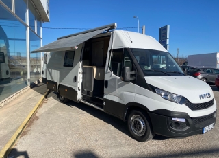 Furgoneta de ocasión, 
IVECO Camper,
Modelo  35S15V de 16m3,
Año 2015,
con 118.000km, camperizada con:

PLAZAS:
- Furgoneta para 4 personas. 
- Butacas delanteras individuales y giratorias. 
- Butaca trasera doble 0KB con isofix. 

AISLAMIENTO:
-Aislamiento térmico total con Kaiflex de techo y paredes. 
- Aislamiento con poliuretano interior de montantes. 
- Aislamiento térmico y acústico del suelo, terminado con vinílico de alta resistencia imitación madera. 

MOBILIARIO:
- Comedor delantero con mesa extraíble al exterior. 
- Mueble alto sobre comedor delantero con cerraduras automáticas. 
- Mueble cocina de 2080x940x500, con cajones y cerraduras automáticas, 
terminado con encimera de madera natural. 
- Mueble alto sobre cocina con cerraduras automáticas. 
- Cabina de baño estanca monobloc con wc químico Thetford de cassette de 20 litros, ducha y lavabo de servicio. 
- Columna de 1890x 870x740, con cajones y cerraduras automáticas. 
- Arcón trasero derecho para almacenaje y zonas técnicas. 
- Arcón trasero izquierdo para almacenaje. 
- Arcón trasero central para almacenaje y zonas técnicas. 

(Todos los muebles están fabricados con madera contrachapada resistente al agua y de alta resistencia) 

CLARABOYAS Y VENTANAS:
- Claraboya Fiamma Turbovent, con extracción o aportación de aire.
- Ventana del comedor delantero Dometic S4 de 600x500 con estore y mosquitera.
- Toldo Fiamma de 4500 manual.

INSTALACIÓN DE AGUA:
- Agua fría y caliente en ducha y cocina. 
- Depósito de aguas limpias de 85 litros.
- Bomba Fiamma de 10 litros.
- Vaso de expansión Fiamma.
- Calentador atmosférico de gas de 6 litros para suministro de agua caliente.

INSTALACIÓN ELÉCTRICA:
- Autonomía total.
- Placa solar de 350W.
- Regulador Victron de 30A, conectable con smartphone para controlar cargas. - Cargador Victron de 12v y 7,5A.
- Batería de 300Ah monobloc de gel.
- Inversor 2.000W de onda pura con control remoto.
- Relé de carga automático ( carga la batería de servicio con el motor en marcha). 
- Calefacción estacionaria Autoterm de 2KW con mando digital (programable en horario y potencia) ..
- Enchufes a 220v.
- Tomas de carga USB.
Iluminación led para ahorro de energía.
- Led exterior.

La CAMPER ideal para tu libertad en familia.