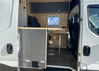 Furgoneta de ocasión, 
IVECO Camper,
Modelo  35S15V de 16m3,
Año 2015,
con 118.000km, camperizada con:

PLAZAS:
- Furgoneta para 4 personas. 
- Butacas delanteras individuales y giratorias. 
- Butaca trasera doble 0KB con isofix. 

AISLAMIENTO:
-Aislamiento térmico total con Kaiflex de techo y paredes. 
- Aislamiento con poliuretano interior de montantes. 
- Aislamiento térmico y acústico del suelo, terminado con vinílico de alta resistencia imitación madera. 

MOBILIARIO:
- Comedor delantero con mesa extraíble al exterior. 
- Mueble alto sobre comedor delantero con cerraduras automáticas. 
- Mueble cocina de 2080x940x500, con cajones y cerraduras automáticas, 
terminado con encimera de madera natural. 
- Mueble alto sobre cocina con cerraduras automáticas. 
- Cabina de baño estanca monobloc con wc químico Thetford de cassette de 20 litros, ducha y lavabo de servicio. 
- Columna de 1890x 870x740, con cajones y cerraduras automáticas. 
- Arcón trasero derecho para almacenaje y zonas técnicas. 
- Arcón trasero izquierdo para almacenaje. 
- Arcón trasero central para almacenaje y zonas técnicas. 

(Todos los muebles están fabricados con madera contrachapada resistente al agua y de alta resistencia) 

CLARABOYAS Y VENTANAS:
- Claraboya Fiamma Turbovent, con extracción o aportación de aire.
- Ventana del comedor delantero Dometic S4 de 600x500 con estore y mosquitera.
- Toldo Fiamma de 4500 manual.

INSTALACIÓN DE AGUA:
- Agua fría y caliente en ducha y cocina. 
- Depósito de aguas limpias de 85 litros.
- Bomba Fiamma de 10 litros.
- Vaso de expansión Fiamma.
- Calentador atmosférico de gas de 6 litros para suministro de agua caliente.

INSTALACIÓN ELÉCTRICA:
- Autonomía total.
- Placa solar de 350W.
- Regulador Victron de 30A, conectable con smartphone para controlar cargas. - Cargador Victron de 12v y 7,5A.
- Batería de 300Ah monobloc de gel.
- Inversor 2.000W de onda pura con control remoto.
- Relé de carga automático ( carga la batería de servicio con el motor en marcha). 
- Calefacción estacionaria Autoterm de 2KW con mando digital (programable en horario y potencia) ..
- Enchufes a 220v.
- Tomas de carga USB.
Iluminación led para ahorro de energía.
- Led exterior.

La CAMPER ideal para tu libertad en familia.