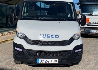 Furgoneta de ocasión, 
IVECO Camper,
Modelo  35S15V de 16m3,
Año 2015,
con 118.000km, camperizada con:

PLAZAS:
- Furgoneta para 4 personas. 
- Butacas delanteras individuales y giratorias. 
- Butaca trasera doble 0KB con isofix. 

AISLAMIENTO:
-Aislamiento térmico total con Kaiflex de techo y paredes. 
- Aislamiento con poliuretano interior de montantes. 
- Aislamiento térmico y acústico del suelo, terminado con vinílico de alta resistencia imitación madera. 

MOBILIARIO:
- Comedor delantero con mesa extraíble al exterior. 
- Mueble alto sobre comedor delantero con cerraduras automáticas. 
- Mueble cocina de 2080x940x500, con cajones y cerraduras automáticas, 
terminado con encimera de madera natural. 
- Mueble alto sobre cocina con cerraduras automáticas. 
- Cabina de baño estanca monobloc con wc químico Thetford de cassette de 20 litros, ducha y lavabo de servicio. 
- Columna de 1890x 870x740, con cajones y cerraduras automáticas. 
- Arcón trasero derecho para almacenaje y zonas técnicas. 
- Arcón trasero izquierdo para almacenaje. 
- Arcón trasero central para almacenaje y zonas técnicas. 

(Todos los muebles están fabricados con madera contrachapada resistente al agua y de alta resistencia) 

CLARABOYAS Y VENTANAS:
- Claraboya Fiamma Turbovent, con extracción o aportación de aire.
- Ventana del comedor delantero Dometic S4 de 600x500 con estore y mosquitera.
- Toldo Fiamma de 4500 manual.

INSTALACIÓN DE AGUA:
- Agua fría y caliente en ducha y cocina. 
- Depósito de aguas limpias de 85 litros.
- Bomba Fiamma de 10 litros.
- Vaso de expansión Fiamma.
- Calentador atmosférico de gas de 6 litros para suministro de agua caliente.

INSTALACIÓN ELÉCTRICA:
- Autonomía total.
- Placa solar de 350W.
- Regulador Victron de 30A, conectable con smartphone para controlar cargas. - Cargador Victron de 12v y 7,5A.
- Batería de 300Ah monobloc de gel.
- Inversor 2.000W de onda pura con control remoto.
- Relé de carga automático ( carga la batería de servicio con el motor en marcha). 
- Calefacción estacionaria Autoterm de 2KW con mando digital (programable en horario y potencia) ..
- Enchufes a 220v.
- Tomas de carga USB.
Iluminación led para ahorro de energía.
- Led exterior.

La CAMPER ideal para tu libertad en familia.