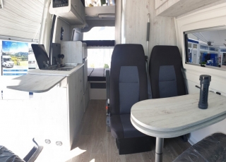 Furgoneta nueva, 
IVECO Camper,
Modelo  35S16A8V de 12m3,
Con cambio automático Hi Matic de 8 velocidades.

IVECO Daily Camper, una de las opciones más amplias del segmento con un espacio habitable de 12 metros cúbicos, con una longitud de 6 metros y una altura interior de 1,9 m. No obstante, estas dos últimas cifras pueden crecer hasta los 2,1 m de altura y 18 m3 de capacidad. Su carrocería presenta una amplia puerta corredera en el lateral derecho, escalón posterior y unas puertas traseras con apertura de 270º, sin olvidarnos de un habitáculo plano sin obstáculos. Su configuración polivalente permite que hasta 4 pasajeros viajen y pernocten en ella, con dos camas de matrimonio desmontables.


Toma como base la Daily destinada para uso profesional con mecánica diésel 2,3 litros Heavy Duty de 156 CV y 380 Nm de par motor, y cambio automático de 8 velocidades Hi Matic, destacando por ser una de las furgonetas con mayor maniobrabilidad del segmento.

Asimismo, cuenta con diversas ayudas sumamente interesantes para quienes no están acostumbrados a conducir este tipo de vehículos, como es por ejemplo el asistente de viento lateral.

Respecto a su interior, dice la marca que ha empleado materiales ligeros y duraderos basados principalmente en varios tipos de plásticos. Así pues, nos encontramos con un espacio capaz de albergar a cuatro huéspedes perfectamente equipado. La parte trasera se ha pensado de forma modular, pues cumple las funciones de dormitorio con una litera compuesta por dos camas de matrimonio de 198 x 130 cm con un baúl de almacenaje, comedor para esas cuatro personas, así como maletero con capacidad suficiente para guardar en él unas bicicletas o una pequeña motocicleta.

Dispone también de un baño completo con inodoro, lavabo y ducha, además de una cocina con dos fuegos, fregadero de un seno y nevera-congelador de 75 litros, estando todas las “estancias” perfectamente iluminadas gracias a las tres claraboyas y una iluminación interior 100 % LED. En cuanto al abastecimiento, corre a cargo de un depósito de 90 litros de aguas sucias y limpias y de una una placa solar de 160 W, siendo además capaz de suministrar corriente a 220 V con una potencia máxima de 1.500 W.

No obstante, para quienes prefieran tomar el aire fresco incluye un toldo de 3,7 metros y un foco LED bajo el cual poder colocar la mesa y sillas de camping. En el apartado multimedia cuenta con lo más esencial, como es una radio DAB, conexión USB y manos libres Bluetooth, aunque carece de la ya necesaria conectividad Android Auto y Apple CarPlay.