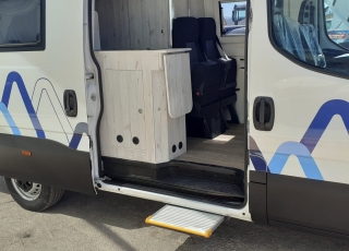 Furgoneta nueva, 
IVECO Camper,
Modelo  35S16A8V de 12m3,
Con cambio automático Hi Matic de 8 velocidades.  IVECO Daily Camper, una de las opciones más amplias del segmento con un espacio habitable de 12 metros cúbicos, con una longitud de 6 metros y una altura interior de 1,9 m. No obstante, estas dos últimas cifras pueden crecer hasta los 2,1 m de altura y 18 m3 de capacidad. Su carrocería presenta una amplia puerta corredera en el lateral derecho, escalón posterior y unas puertas traseras con apertura de 270º, sin olvidarnos de un habitáculo plano sin obstáculos. Su configuración polivalente permite que hasta 4 pasajeros viajen y pernocten en ella, con dos camas de matrimonio desmontables.  Toma como base la Daily destinada para uso profesional con mecánica diésel 2,3 litros Heavy Duty de 156 CV y 380 Nm de par motor, y cambio automático de 8 velocidades Hi Matic, destacando por ser una de las furgonetas con mayor maniobrabilidad del segmento.  Asimismo, cuenta con diversas ayudas sumamente interesantes para quienes no están acostumbrados a conducir este tipo de vehículos, como es por ejemplo el asistente de viento lateral.  Respecto a su interior, dice la marca que ha empleado materiales ligeros y duraderos basados principalmente en varios tipos de plásticos. Así pues, nos encontramos con un espacio capaz de albergar a cuatro huéspedes perfectamente equipado. La parte trasera se ha pensado de forma modular, pues cumple las funciones de dormitorio con una litera compuesta por dos camas de matrimonio de 198 x 130 cm con un baúl de almacenaje, comedor para esas cuatro personas, así como maletero con capacidad suficiente para guardar en él unas bicicletas o una pequeña motocicleta.  Dispone también de un baño completo con inodoro, lavabo y ducha, además de una cocina con dos fuegos, fregadero de un seno y nevera-congelador de 75 litros, estando todas las “estancias” perfectamente iluminadas gracias a las tres claraboyas y una iluminación interior 100 % LED. En cuanto al abastecimiento, corre a cargo de un depósito de 90 litros de aguas sucias y limpias y de una una placa solar de 160 W, siendo además capaz de suministrar corriente a 220 V con una potencia máxima de 1.500 W.  No obstante, para quienes prefieran tomar el aire fresco incluye un toldo de 3,7 metros y un foco LED bajo el cual poder colocar la mesa y sillas de camping. En el apartado multimedia cuenta con lo más esencial, como es una radio DAB, conexión USB y manos libres Bluetooth, aunque carece de la ya necesaria conectividad Android Auto y Apple CarPlay.