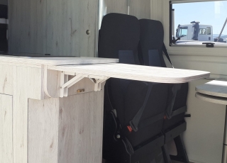Furgoneta nueva, 
IVECO Camper,
Modelo  35S16A8V de 12m3,
Con cambio automático Hi Matic de 8 velocidades.  IVECO Daily Camper, una de las opciones más amplias del segmento con un espacio habitable de 12 metros cúbicos, con una longitud de 6 metros y una altura interior de 1,9 m. No obstante, estas dos últimas cifras pueden crecer hasta los 2,1 m de altura y 18 m3 de capacidad. Su carrocería presenta una amplia puerta corredera en el lateral derecho, escalón posterior y unas puertas traseras con apertura de 270º, sin olvidarnos de un habitáculo plano sin obstáculos. Su configuración polivalente permite que hasta 4 pasajeros viajen y pernocten en ella, con dos camas de matrimonio desmontables.  Toma como base la Daily destinada para uso profesional con mecánica diésel 2,3 litros Heavy Duty de 156 CV y 380 Nm de par motor, y cambio automático de 8 velocidades Hi Matic, destacando por ser una de las furgonetas con mayor maniobrabilidad del segmento.  Asimismo, cuenta con diversas ayudas sumamente interesantes para quienes no están acostumbrados a conducir este tipo de vehículos, como es por ejemplo el asistente de viento lateral.  Respecto a su interior, dice la marca que ha empleado materiales ligeros y duraderos basados principalmente en varios tipos de plásticos. Así pues, nos encontramos con un espacio capaz de albergar a cuatro huéspedes perfectamente equipado. La parte trasera se ha pensado de forma modular, pues cumple las funciones de dormitorio con una litera compuesta por dos camas de matrimonio de 198 x 130 cm con un baúl de almacenaje, comedor para esas cuatro personas, así como maletero con capacidad suficiente para guardar en él unas bicicletas o una pequeña motocicleta.  Dispone también de un baño completo con inodoro, lavabo y ducha, además de una cocina con dos fuegos, fregadero de un seno y nevera-congelador de 75 litros, estando todas las “estancias” perfectamente iluminadas gracias a las tres claraboyas y una iluminación interior 100 % LED. En cuanto al abastecimiento, corre a cargo de un depósito de 90 litros de aguas sucias y limpias y de una una placa solar de 160 W, siendo además capaz de suministrar corriente a 220 V con una potencia máxima de 1.500 W.  No obstante, para quienes prefieran tomar el aire fresco incluye un toldo de 3,7 metros y un foco LED bajo el cual poder colocar la mesa y sillas de camping. En el apartado multimedia cuenta con lo más esencial, como es una radio DAB, conexión USB y manos libres Bluetooth, aunque carece de la ya necesaria conectividad Android Auto y Apple CarPlay.