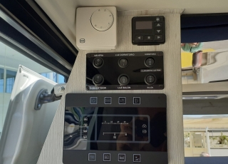 Furgoneta nueva, 
IVECO Camper,
Modelo  35S16A8V de 12m3,
Con cambio automático Hi Matic de 8 velocidades.  IVECO Daily Camper, una de las opciones más amplias del segmento con un espacio habitable de 12 metros cúbicos, con una longitud de 6 metros y una altura interior de 1,9 m. No obstante, estas dos últimas cifras pueden crecer hasta los 2,1 m de altura y 18 m3 de capacidad. Su carrocería presenta una amplia puerta corredera en el lateral derecho, escalón posterior y unas puertas traseras con apertura de 270º, sin olvidarnos de un habitáculo plano sin obstáculos. Su configuración polivalente permite que hasta 4 pasajeros viajen y pernocten en ella, con dos camas de matrimonio desmontables.  Toma como base la Daily destinada para uso profesional con mecánica diésel 2,3 litros Heavy Duty de 156 CV y 380 Nm de par motor, y cambio automático de 8 velocidades Hi Matic, destacando por ser una de las furgonetas con mayor maniobrabilidad del segmento.  Asimismo, cuenta con diversas ayudas sumamente interesantes para quienes no están acostumbrados a conducir este tipo de vehículos, como es por ejemplo el asistente de viento lateral.  Respecto a su interior, dice la marca que ha empleado materiales ligeros y duraderos basados principalmente en varios tipos de plásticos. Así pues, nos encontramos con un espacio capaz de albergar a cuatro huéspedes perfectamente equipado. La parte trasera se ha pensado de forma modular, pues cumple las funciones de dormitorio con una litera compuesta por dos camas de matrimonio de 198 x 130 cm con un baúl de almacenaje, comedor para esas cuatro personas, así como maletero con capacidad suficiente para guardar en él unas bicicletas o una pequeña motocicleta.  Dispone también de un baño completo con inodoro, lavabo y ducha, además de una cocina con dos fuegos, fregadero de un seno y nevera-congelador de 75 litros, estando todas las “estancias” perfectamente iluminadas gracias a las tres claraboyas y una iluminación interior 100 % LED. En cuanto al abastecimiento, corre a cargo de un depósito de 90 litros de aguas sucias y limpias y de una una placa solar de 160 W, siendo además capaz de suministrar corriente a 220 V con una potencia máxima de 1.500 W.  No obstante, para quienes prefieran tomar el aire fresco incluye un toldo de 3,7 metros y un foco LED bajo el cual poder colocar la mesa y sillas de camping. En el apartado multimedia cuenta con lo más esencial, como es una radio DAB, conexión USB y manos libres Bluetooth, aunque carece de la ya necesaria conectividad Android Auto y Apple CarPlay.