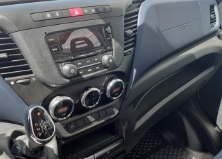 Furgoneta nueva, 
IVECO Camper,
Modelo  35S16A8V de 12m3,
Con cambio automático Hi Matic de 8 velocidades.  IVECO Daily Camper, una de las opciones más amplias del segmento con un espacio habitable de 12 metros cúbicos, con una longitud de 6 metros y una altura interior de 1,9 m. No obstante, estas dos últimas cifras pueden crecer hasta los 2,1 m de altura y 18 m3 de capacidad. Su carrocería presenta una amplia puerta corredera en el lateral derecho, escalón posterior y unas puertas traseras con apertura de 270º, sin olvidarnos de un habitáculo plano sin obstáculos. Su configuración polivalente permite que hasta 4 pasajeros viajen y pernocten en ella, con dos camas de matrimonio desmontables.  Toma como base la Daily destinada para uso profesional con mecánica diésel 2,3 litros Heavy Duty de 156 CV y 380 Nm de par motor, y cambio automático de 8 velocidades Hi Matic, destacando por ser una de las furgonetas con mayor maniobrabilidad del segmento.  Asimismo, cuenta con diversas ayudas sumamente interesantes para quienes no están acostumbrados a conducir este tipo de vehículos, como es por ejemplo el asistente de viento lateral.  Respecto a su interior, dice la marca que ha empleado materiales ligeros y duraderos basados principalmente en varios tipos de plásticos. Así pues, nos encontramos con un espacio capaz de albergar a cuatro huéspedes perfectamente equipado. La parte trasera se ha pensado de forma modular, pues cumple las funciones de dormitorio con una litera compuesta por dos camas de matrimonio de 198 x 130 cm con un baúl de almacenaje, comedor para esas cuatro personas, así como maletero con capacidad suficiente para guardar en él unas bicicletas o una pequeña motocicleta.  Dispone también de un baño completo con inodoro, lavabo y ducha, además de una cocina con dos fuegos, fregadero de un seno y nevera-congelador de 75 litros, estando todas las “estancias” perfectamente iluminadas gracias a las tres claraboyas y una iluminación interior 100 % LED. En cuanto al abastecimiento, corre a cargo de un depósito de 90 litros de aguas sucias y limpias y de una una placa solar de 160 W, siendo además capaz de suministrar corriente a 220 V con una potencia máxima de 1.500 W.  No obstante, para quienes prefieran tomar el aire fresco incluye un toldo de 3,7 metros y un foco LED bajo el cual poder colocar la mesa y sillas de camping. En el apartado multimedia cuenta con lo más esencial, como es una radio DAB, conexión USB y manos libres Bluetooth, aunque carece de la ya necesaria conectividad Android Auto y Apple CarPlay.