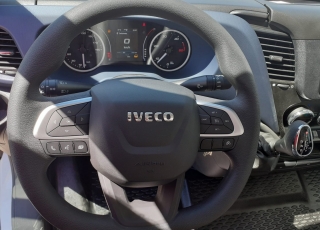 Furgoneta nueva, 
IVECO Camper,
Modelo  35S16A8V de 12m3,
Con cambio automático Hi Matic de 8 velocidades.  IVECO Daily Camper, una de las opciones más amplias del segmento con un espacio habitable de 12 metros cúbicos, con una longitud de 6 metros y una altura interior de 1,9 m. No obstante, estas dos últimas cifras pueden crecer hasta los 2,1 m de altura y 18 m3 de capacidad. Su carrocería presenta una amplia puerta corredera en el lateral derecho, escalón posterior y unas puertas traseras con apertura de 270º, sin olvidarnos de un habitáculo plano sin obstáculos. Su configuración polivalente permite que hasta 4 pasajeros viajen y pernocten en ella, con dos camas de matrimonio desmontables.  Toma como base la Daily destinada para uso profesional con mecánica diésel 2,3 litros Heavy Duty de 156 CV y 380 Nm de par motor, y cambio automático de 8 velocidades Hi Matic, destacando por ser una de las furgonetas con mayor maniobrabilidad del segmento.  Asimismo, cuenta con diversas ayudas sumamente interesantes para quienes no están acostumbrados a conducir este tipo de vehículos, como es por ejemplo el asistente de viento lateral.  Respecto a su interior, dice la marca que ha empleado materiales ligeros y duraderos basados principalmente en varios tipos de plásticos. Así pues, nos encontramos con un espacio capaz de albergar a cuatro huéspedes perfectamente equipado. La parte trasera se ha pensado de forma modular, pues cumple las funciones de dormitorio con una litera compuesta por dos camas de matrimonio de 198 x 130 cm con un baúl de almacenaje, comedor para esas cuatro personas, así como maletero con capacidad suficiente para guardar en él unas bicicletas o una pequeña motocicleta.  Dispone también de un baño completo con inodoro, lavabo y ducha, además de una cocina con dos fuegos, fregadero de un seno y nevera-congelador de 75 litros, estando todas las “estancias” perfectamente iluminadas gracias a las tres claraboyas y una iluminación interior 100 % LED. En cuanto al abastecimiento, corre a cargo de un depósito de 90 litros de aguas sucias y limpias y de una una placa solar de 160 W, siendo además capaz de suministrar corriente a 220 V con una potencia máxima de 1.500 W.  No obstante, para quienes prefieran tomar el aire fresco incluye un toldo de 3,7 metros y un foco LED bajo el cual poder colocar la mesa y sillas de camping. En el apartado multimedia cuenta con lo más esencial, como es una radio DAB, conexión USB y manos libres Bluetooth, aunque carece de la ya necesaria conectividad Android Auto y Apple CarPlay.