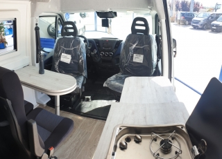 Furgoneta nueva, 
IVECO Camper,
Modelo  35S16A8V de 12m3,
Con cambio automático Hi Matic de 8 velocidades.  IVECO Daily Camper, una de las opciones más amplias del segmento con un espacio habitable de 12 metros cúbicos, con una longitud de 6 metros y una altura interior de 1,9 m. No obstante, estas dos últimas cifras pueden crecer hasta los 2,1 m de altura y 18 m3 de capacidad. Su carrocería presenta una amplia puerta corredera en el lateral derecho, escalón posterior y unas puertas traseras con apertura de 270º, sin olvidarnos de un habitáculo plano sin obstáculos. Su configuración polivalente permite que hasta 4 pasajeros viajen y pernocten en ella, con dos camas de matrimonio desmontables.  Toma como base la Daily destinada para uso profesional con mecánica diésel 2,3 litros Heavy Duty de 156 CV y 380 Nm de par motor, y cambio automático de 8 velocidades Hi Matic, destacando por ser una de las furgonetas con mayor maniobrabilidad del segmento.  Asimismo, cuenta con diversas ayudas sumamente interesantes para quienes no están acostumbrados a conducir este tipo de vehículos, como es por ejemplo el asistente de viento lateral.  Respecto a su interior, dice la marca que ha empleado materiales ligeros y duraderos basados principalmente en varios tipos de plásticos. Así pues, nos encontramos con un espacio capaz de albergar a cuatro huéspedes perfectamente equipado. La parte trasera se ha pensado de forma modular, pues cumple las funciones de dormitorio con una litera compuesta por dos camas de matrimonio de 198 x 130 cm con un baúl de almacenaje, comedor para esas cuatro personas, así como maletero con capacidad suficiente para guardar en él unas bicicletas o una pequeña motocicleta.  Dispone también de un baño completo con inodoro, lavabo y ducha, además de una cocina con dos fuegos, fregadero de un seno y nevera-congelador de 75 litros, estando todas las “estancias” perfectamente iluminadas gracias a las tres claraboyas y una iluminación interior 100 % LED. En cuanto al abastecimiento, corre a cargo de un depósito de 90 litros de aguas sucias y limpias y de una una placa solar de 160 W, siendo además capaz de suministrar corriente a 220 V con una potencia máxima de 1.500 W.  No obstante, para quienes prefieran tomar el aire fresco incluye un toldo de 3,7 metros y un foco LED bajo el cual poder colocar la mesa y sillas de camping. En el apartado multimedia cuenta con lo más esencial, como es una radio DAB, conexión USB y manos libres Bluetooth, aunque carece de la ya necesaria conectividad Android Auto y Apple CarPlay.