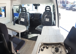 Furgoneta nueva, 
IVECO Camper,
Modelo  35S16A8V de 12m3,
Con cambio automático Hi Matic de 8 velocidades.

IVECO Daily Camper, una de las opciones más amplias del segmento con un espacio habitable de 12 metros cúbicos, con una longitud de 6 metros y una altura interior de 1,9 m. No obstante, estas dos últimas cifras pueden crecer hasta los 2,1 m de altura y 18 m3 de capacidad. Su carrocería presenta una amplia puerta corredera en el lateral derecho, escalón posterior y unas puertas traseras con apertura de 270º, sin olvidarnos de un habitáculo plano sin obstáculos. Su configuración polivalente permite que hasta 4 pasajeros viajen y pernocten en ella, con dos camas de matrimonio desmontables.


Toma como base la Daily destinada para uso profesional con mecánica diésel 2,3 litros Heavy Duty de 156 CV y 380 Nm de par motor, y cambio automático de 8 velocidades Hi Matic, destacando por ser una de las furgonetas con mayor maniobrabilidad del segmento.

Asimismo, cuenta con diversas ayudas sumamente interesantes para quienes no están acostumbrados a conducir este tipo de vehículos, como es por ejemplo el asistente de viento lateral.

Respecto a su interior, dice la marca que ha empleado materiales ligeros y duraderos basados principalmente en varios tipos de plásticos. Así pues, nos encontramos con un espacio capaz de albergar a cuatro huéspedes perfectamente equipado. La parte trasera se ha pensado de forma modular, pues cumple las funciones de dormitorio con una litera compuesta por dos camas de matrimonio de 198 x 130 cm con un baúl de almacenaje, comedor para esas cuatro personas, así como maletero con capacidad suficiente para guardar en él unas bicicletas o una pequeña motocicleta.

Dispone también de un baño completo con inodoro, lavabo y ducha, además de una cocina con dos fuegos, fregadero de un seno y nevera-congelador de 75 litros, estando todas las “estancias” perfectamente iluminadas gracias a las tres claraboyas y una iluminación interior 100 % LED. En cuanto al abastecimiento, corre a cargo de un depósito de 90 litros de aguas sucias y limpias y de una una placa solar de 160 W, siendo además capaz de suministrar corriente a 220 V con una potencia máxima de 1.500 W.

No obstante, para quienes prefieran tomar el aire fresco incluye un toldo de 3,7 metros y un foco LED bajo el cual poder colocar la mesa y sillas de camping. En el apartado multimedia cuenta con lo más esencial, como es una radio DAB, conexión USB y manos libres Bluetooth, aunque carece de la ya necesaria conectividad Android Auto y Apple CarPlay.