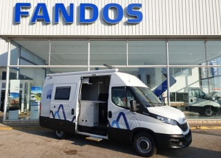 Furgoneta nueva, 
IVECO Camper,
Modelo  35S16A8V de 12m3,
Con cambio automático Hi Matic de 8 velocidades.

IVECO Daily Camper, una de las opciones más amplias del segmento con un espacio habitable de 12 metros cúbicos, con una longitud de 6 metros y una altura interior de 1,9 m. No obstante, estas dos últimas cifras pueden crecer hasta los 2,1 m de altura y 18 m3 de capacidad. Su carrocería presenta una amplia puerta corredera en el lateral derecho, escalón posterior y unas puertas traseras con apertura de 270º, sin olvidarnos de un habitáculo plano sin obstáculos. Su configuración polivalente permite que hasta 4 pasajeros viajen y pernocten en ella, con dos camas de matrimonio desmontables.


Toma como base la Daily destinada para uso profesional con mecánica diésel 2,3 litros Heavy Duty de 156 CV y 380 Nm de par motor, y cambio automático de 8 velocidades Hi Matic, destacando por ser una de las furgonetas con mayor maniobrabilidad del segmento.

Asimismo, cuenta con diversas ayudas sumamente interesantes para quienes no están acostumbrados a conducir este tipo de vehículos, como es por ejemplo el asistente de viento lateral.

Respecto a su interior, dice la marca que ha empleado materiales ligeros y duraderos basados principalmente en varios tipos de plásticos. Así pues, nos encontramos con un espacio capaz de albergar a cuatro huéspedes perfectamente equipado. La parte trasera se ha pensado de forma modular, pues cumple las funciones de dormitorio con una litera compuesta por dos camas de matrimonio de 198 x 130 cm con un baúl de almacenaje, comedor para esas cuatro personas, así como maletero con capacidad suficiente para guardar en él unas bicicletas o una pequeña motocicleta.

Dispone también de un baño completo con inodoro, lavabo y ducha, además de una cocina con dos fuegos, fregadero de un seno y nevera-congelador de 75 litros, estando todas las “estancias” perfectamente iluminadas gracias a las tres claraboyas y una iluminación interior 100 % LED. En cuanto al abastecimiento, corre a cargo de un depósito de 90 litros de aguas sucias y limpias y de una una placa solar de 160 W, siendo además capaz de suministrar corriente a 220 V con una potencia máxima de 1.500 W.

No obstante, para quienes prefieran tomar el aire fresco incluye un toldo de 3,7 metros y un foco LED bajo el cual poder colocar la mesa y sillas de camping. En el apartado multimedia cuenta con lo más esencial, como es una radio DAB, conexión USB y manos libres Bluetooth, aunque carece de la ya necesaria conectividad Android Auto y Apple CarPlay.