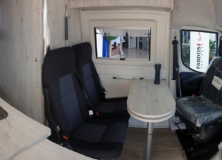 Furgoneta nueva, 
IVECO Camper,
Modelo  35S16A8V de 12m3,
Con cambio automático Hi Matic de 8 velocidades.  IVECO Daily Camper, una de las opciones más amplias del segmento con un espacio habitable de 12 metros cúbicos, con una longitud de 6 metros y una altura interior de 1,9 m. No obstante, estas dos últimas cifras pueden crecer hasta los 2,1 m de altura y 18 m3 de capacidad. Su carrocería presenta una amplia puerta corredera en el lateral derecho, escalón posterior y unas puertas traseras con apertura de 270º, sin olvidarnos de un habitáculo plano sin obstáculos. Su configuración polivalente permite que hasta 4 pasajeros viajen y pernocten en ella, con dos camas de matrimonio desmontables.  Toma como base la Daily destinada para uso profesional con mecánica diésel 2,3 litros Heavy Duty de 156 CV y 380 Nm de par motor, y cambio automático de 8 velocidades Hi Matic, destacando por ser una de las furgonetas con mayor maniobrabilidad del segmento.  Asimismo, cuenta con diversas ayudas sumamente interesantes para quienes no están acostumbrados a conducir este tipo de vehículos, como es por ejemplo el asistente de viento lateral.  Respecto a su interior, dice la marca que ha empleado materiales ligeros y duraderos basados principalmente en varios tipos de plásticos. Así pues, nos encontramos con un espacio capaz de albergar a cuatro huéspedes perfectamente equipado. La parte trasera se ha pensado de forma modular, pues cumple las funciones de dormitorio con una litera compuesta por dos camas de matrimonio de 198 x 130 cm con un baúl de almacenaje, comedor para esas cuatro personas, así como maletero con capacidad suficiente para guardar en él unas bicicletas o una pequeña motocicleta.  Dispone también de un baño completo con inodoro, lavabo y ducha, además de una cocina con dos fuegos, fregadero de un seno y nevera-congelador de 75 litros, estando todas las “estancias” perfectamente iluminadas gracias a las tres claraboyas y una iluminación interior 100 % LED. En cuanto al abastecimiento, corre a cargo de un depósito de 90 litros de aguas sucias y limpias y de una una placa solar de 160 W, siendo además capaz de suministrar corriente a 220 V con una potencia máxima de 1.500 W.  No obstante, para quienes prefieran tomar el aire fresco incluye un toldo de 3,7 metros y un foco LED bajo el cual poder colocar la mesa y sillas de camping. En el apartado multimedia cuenta con lo más esencial, como es una radio DAB, conexión USB y manos libres Bluetooth, aunque carece de la ya necesaria conectividad Android Auto y Apple CarPlay.
