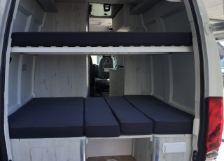 Furgoneta nueva, 
IVECO Camper,
Modelo  35S16A8V de 12m3,
Con cambio automático Hi Matic de 8 velocidades.  IVECO Daily Camper, una de las opciones más amplias del segmento con un espacio habitable de 12 metros cúbicos, con una longitud de 6 metros y una altura interior de 1,9 m. No obstante, estas dos últimas cifras pueden crecer hasta los 2,1 m de altura y 18 m3 de capacidad. Su carrocería presenta una amplia puerta corredera en el lateral derecho, escalón posterior y unas puertas traseras con apertura de 270º, sin olvidarnos de un habitáculo plano sin obstáculos. Su configuración polivalente permite que hasta 4 pasajeros viajen y pernocten en ella, con dos camas de matrimonio desmontables.  Toma como base la Daily destinada para uso profesional con mecánica diésel 2,3 litros Heavy Duty de 156 CV y 380 Nm de par motor, y cambio automático de 8 velocidades Hi Matic, destacando por ser una de las furgonetas con mayor maniobrabilidad del segmento.  Asimismo, cuenta con diversas ayudas sumamente interesantes para quienes no están acostumbrados a conducir este tipo de vehículos, como es por ejemplo el asistente de viento lateral.  Respecto a su interior, dice la marca que ha empleado materiales ligeros y duraderos basados principalmente en varios tipos de plásticos. Así pues, nos encontramos con un espacio capaz de albergar a cuatro huéspedes perfectamente equipado. La parte trasera se ha pensado de forma modular, pues cumple las funciones de dormitorio con una litera compuesta por dos camas de matrimonio de 198 x 130 cm con un baúl de almacenaje, comedor para esas cuatro personas, así como maletero con capacidad suficiente para guardar en él unas bicicletas o una pequeña motocicleta.  Dispone también de un baño completo con inodoro, lavabo y ducha, además de una cocina con dos fuegos, fregadero de un seno y nevera-congelador de 75 litros, estando todas las “estancias” perfectamente iluminadas gracias a las tres claraboyas y una iluminación interior 100 % LED. En cuanto al abastecimiento, corre a cargo de un depósito de 90 litros de aguas sucias y limpias y de una una placa solar de 160 W, siendo además capaz de suministrar corriente a 220 V con una potencia máxima de 1.500 W.  No obstante, para quienes prefieran tomar el aire fresco incluye un toldo de 3,7 metros y un foco LED bajo el cual poder colocar la mesa y sillas de camping. En el apartado multimedia cuenta con lo más esencial, como es una radio DAB, conexión USB y manos libres Bluetooth, aunque carece de la ya necesaria conectividad Android Auto y Apple CarPlay.