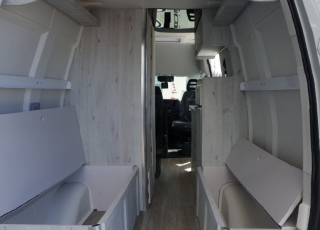 Furgoneta nueva, 
IVECO Camper,
Modelo  35S16A8V de 12m3,
Con cambio automático Hi Matic de 8 velocidades.  IVECO Daily Camper, una de las opciones más amplias del segmento con un espacio habitable de 12 metros cúbicos, con una longitud de 6 metros y una altura interior de 1,9 m. No obstante, estas dos últimas cifras pueden crecer hasta los 2,1 m de altura y 18 m3 de capacidad. Su carrocería presenta una amplia puerta corredera en el lateral derecho, escalón posterior y unas puertas traseras con apertura de 270º, sin olvidarnos de un habitáculo plano sin obstáculos. Su configuración polivalente permite que hasta 4 pasajeros viajen y pernocten en ella, con dos camas de matrimonio desmontables.  Toma como base la Daily destinada para uso profesional con mecánica diésel 2,3 litros Heavy Duty de 156 CV y 380 Nm de par motor, y cambio automático de 8 velocidades Hi Matic, destacando por ser una de las furgonetas con mayor maniobrabilidad del segmento.  Asimismo, cuenta con diversas ayudas sumamente interesantes para quienes no están acostumbrados a conducir este tipo de vehículos, como es por ejemplo el asistente de viento lateral.  Respecto a su interior, dice la marca que ha empleado materiales ligeros y duraderos basados principalmente en varios tipos de plásticos. Así pues, nos encontramos con un espacio capaz de albergar a cuatro huéspedes perfectamente equipado. La parte trasera se ha pensado de forma modular, pues cumple las funciones de dormitorio con una litera compuesta por dos camas de matrimonio de 198 x 130 cm con un baúl de almacenaje, comedor para esas cuatro personas, así como maletero con capacidad suficiente para guardar en él unas bicicletas o una pequeña motocicleta.  Dispone también de un baño completo con inodoro, lavabo y ducha, además de una cocina con dos fuegos, fregadero de un seno y nevera-congelador de 75 litros, estando todas las “estancias” perfectamente iluminadas gracias a las tres claraboyas y una iluminación interior 100 % LED. En cuanto al abastecimiento, corre a cargo de un depósito de 90 litros de aguas sucias y limpias y de una una placa solar de 160 W, siendo además capaz de suministrar corriente a 220 V con una potencia máxima de 1.500 W.  No obstante, para quienes prefieran tomar el aire fresco incluye un toldo de 3,7 metros y un foco LED bajo el cual poder colocar la mesa y sillas de camping. En el apartado multimedia cuenta con lo más esencial, como es una radio DAB, conexión USB y manos libres Bluetooth, aunque carece de la ya necesaria conectividad Android Auto y Apple CarPlay.