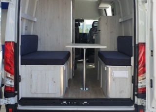 Furgoneta nueva, 
IVECO Camper,
Modelo  35S16A8V de 12m3,
Con cambio automático Hi Matic de 8 velocidades.

IVECO Daily Camper, una de las opciones más amplias del segmento con un espacio habitable de 12 metros cúbicos, con una longitud de 6 metros y una altura interior de 1,9 m. No obstante, estas dos últimas cifras pueden crecer hasta los 2,1 m de altura y 18 m3 de capacidad. Su carrocería presenta una amplia puerta corredera en el lateral derecho, escalón posterior y unas puertas traseras con apertura de 270º, sin olvidarnos de un habitáculo plano sin obstáculos. Su configuración polivalente permite que hasta 4 pasajeros viajen y pernocten en ella, con dos camas de matrimonio desmontables.


Toma como base la Daily destinada para uso profesional con mecánica diésel 2,3 litros Heavy Duty de 156 CV y 380 Nm de par motor, y cambio automático de 8 velocidades Hi Matic, destacando por ser una de las furgonetas con mayor maniobrabilidad del segmento.

Asimismo, cuenta con diversas ayudas sumamente interesantes para quienes no están acostumbrados a conducir este tipo de vehículos, como es por ejemplo el asistente de viento lateral.

Respecto a su interior, dice la marca que ha empleado materiales ligeros y duraderos basados principalmente en varios tipos de plásticos. Así pues, nos encontramos con un espacio capaz de albergar a cuatro huéspedes perfectamente equipado. La parte trasera se ha pensado de forma modular, pues cumple las funciones de dormitorio con una litera compuesta por dos camas de matrimonio de 198 x 130 cm con un baúl de almacenaje, comedor para esas cuatro personas, así como maletero con capacidad suficiente para guardar en él unas bicicletas o una pequeña motocicleta.

Dispone también de un baño completo con inodoro, lavabo y ducha, además de una cocina con dos fuegos, fregadero de un seno y nevera-congelador de 75 litros, estando todas las “estancias” perfectamente iluminadas gracias a las tres claraboyas y una iluminación interior 100 % LED. En cuanto al abastecimiento, corre a cargo de un depósito de 90 litros de aguas sucias y limpias y de una una placa solar de 160 W, siendo además capaz de suministrar corriente a 220 V con una potencia máxima de 1.500 W.

No obstante, para quienes prefieran tomar el aire fresco incluye un toldo de 3,7 metros y un foco LED bajo el cual poder colocar la mesa y sillas de camping. En el apartado multimedia cuenta con lo más esencial, como es una radio DAB, conexión USB y manos libres Bluetooth, aunque carece de la ya necesaria conectividad Android Auto y Apple CarPlay.