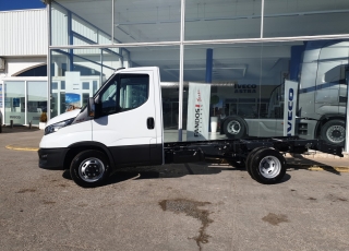 Furgoneta nueva IVECO 
35C16H 3.0 3450 MY2022 
en chasis 
con los siguientes opcionales:
- RUEDA DE REPUESTO.
- ASIDEROS EN CABINA.
- BALLESTA SEMIELÍPTICA CON REFUERZO DE BALLESTÍN.
- AEBS + CITY BRAKE.
- AVISADOR ACÚSTICO DE MARCHA ATRÁS.
- OLOR TFT INSTRUMENT CLUSTER (KM/H).
- DEPÓSITO DE COMBUSTIBLE DE 100 LITROS.
- AIRE ACONDICIONADO MANUAL.
- DIGITAL RADIO (DAB) 
- PUERTO USB PARA CARGA.
- SALPICADERO COMFORT.
- CAJA TELEMÁTICA.
- SOPORTE DE RUEDA DE REPUESTO.