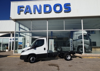 Furgoneta nueva IVECO 
35C16H 3.0 3450 MY2022 
en chasis 
con los siguientes opcionales:
- RUEDA DE REPUESTO.
- ASIDEROS EN CABINA.
- BALLESTA SEMIELÍPTICA CON REFUERZO DE BALLESTÍN.
- AEBS + CITY BRAKE.
- AVISADOR ACÚSTICO DE MARCHA ATRÁS.
- OLOR TFT INSTRUMENT CLUSTER (KM/H).
- DEPÓSITO DE COMBUSTIBLE DE 100 LITROS.
- AIRE ACONDICIONADO MANUAL.
- DIGITAL RADIO (DAB) 
- PUERTO USB PARA CARGA.
- SALPICADERO COMFORT.
- CAJA TELEMÁTICA.
- SOPORTE DE RUEDA DE REPUESTO.
