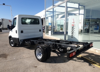 Furgoneta nueva IVECO 
35C16H 3.0 3450 MY2022 
en chasis 
con los siguientes opcionales:
- RUEDA DE REPUESTO.
- ASIDEROS EN CABINA.
- BALLESTA SEMIELÍPTICA CON REFUERZO DE BALLESTÍN.
- AEBS + CITY BRAKE.
- AVISADOR ACÚSTICO DE MARCHA ATRÁS.
- OLOR TFT INSTRUMENT CLUSTER (KM/H).
- DEPÓSITO DE COMBUSTIBLE DE 100 LITROS.
- AIRE ACONDICIONADO MANUAL.
- DIGITAL RADIO (DAB) 
- PUERTO USB PARA CARGA.
- SALPICADERO COMFORT.
- CAJA TELEMÁTICA.
- SOPORTE DE RUEDA DE REPUESTO.