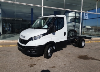 Furgoneta nueva IVECO 
35C16H 3.0 3450 MY2022 
en chasis 
con los siguientes opcionales:
- RUEDA DE REPUESTO.
- ASIDEROS EN CABINA.
- BALLESTA SEMIELÍPTICA CON REFUERZO DE BALLESTÍN.
- AEBS + CITY BRAKE.
- AVISADOR ACÚSTICO DE MARCHA ATRÁS.
- OLOR TFT INSTRUMENT CLUSTER (KM/H).
- DEPÓSITO DE COMBUSTIBLE DE 100 LITROS.
- AIRE ACONDICIONADO MANUAL.
- DIGITAL RADIO (DAB) 
- PUERTO USB PARA CARGA.
- SALPICADERO COMFORT.
- CAJA TELEMÁTICA.
- SOPORTE DE RUEDA DE REPUESTO.