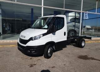 Furgoneta nueva IVECO 
35C16H 3.0 3450 MY2022 
en chasis  
con los siguientes opcionales:
- RUEDA DE REPUESTO.
- ASIDEROS EN CABINA.
- BALLESTA SEMIELÍPTICA CON REFUERZO DE BALLESTÍN.
- AEBS + CITY BRAKE.
- AVISADOR ACÚSTICO DE MARCHA ATRÁS.
- OLOR TFT INSTRUMENT CLUSTER (KM/H).
- DEPÓSITO DE COMBUSTIBLE DE 100 LITROS.
- AIRE ACONDICIONADO MANUAL.
- DIGITAL RADIO (DAB) 
- PUERTO USB PARA CARGA.
- SALPICADERO COMFORT.
- CAJA TELEMÁTICA.
- SOPORTE DE RUEDA DE REPUESTO.