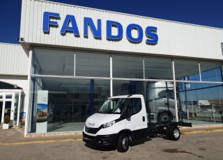 Furgoneta nueva IVECO 
35C16H 3.0 3450 MY2022 
en chasis 
con los siguientes opcionales:
- RUEDA DE REPUESTO.
- ASIDEROS EN CABINA.
- BALLESTA SEMIELÍPTICA CON REFUERZO DE BALLESTÍN.
- AEBS + CITY BRAKE.
- AVISADOR ACÚSTICO DE MARCHA ATRÁS.
- OLOR TFT INSTRUMENT CLUSTER (KM/H).
- DEPÓSITO DE COMBUSTIBLE DE 100 LITROS.
- AIRE ACONDICIONADO MANUAL.
- DIGITAL RADIO (DAB) 
- PUERTO USB PARA CARGA.
- SALPICADERO COMFORT.
- CAJA TELEMÁTICA.
- SOPORTE DE RUEDA DE REPUESTO.
