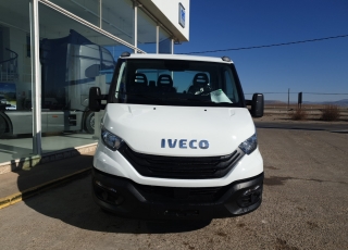 Furgoneta nueva IVECO 
35C16H 3.0 3450 MY2022 
en chasis 
con los siguientes opcionales:
- RUEDA DE REPUESTO.
- ASIDEROS EN CABINA.
- BALLESTA SEMIELÍPTICA CON REFUERZO DE BALLESTÍN.
- AEBS + CITY BRAKE.
- AVISADOR ACÚSTICO DE MARCHA ATRÁS.
- OLOR TFT INSTRUMENT CLUSTER (KM/H).
- DEPÓSITO DE COMBUSTIBLE DE 100 LITROS.
- AIRE ACONDICIONADO MANUAL.
- DIGITAL RADIO (DAB) 
- PUERTO USB PARA CARGA.
- SALPICADERO COMFORT.
- CAJA TELEMÁTICA.
- SOPORTE DE RUEDA DE REPUESTO.