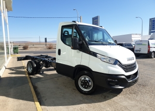 Furgoneta nueva IVECO 
35C16H 3.0 3450 MY2022 
en chasis 
con los siguientes opcionales:
- RUEDA DE REPUESTO.
- ASIDEROS EN CABINA.
- BALLESTA SEMIELÍPTICA CON REFUERZO DE BALLESTÍN.
- AEBS + CITY BRAKE.
- AVISADOR ACÚSTICO DE MARCHA ATRÁS.
- OLOR TFT INSTRUMENT CLUSTER (KM/H).
- DEPÓSITO DE COMBUSTIBLE DE 100 LITROS.
- AIRE ACONDICIONADO MANUAL.
- DIGITAL RADIO (DAB) 
- PUERTO USB PARA CARGA.
- SALPICADERO COMFORT.
- CAJA TELEMÁTICA.
- SOPORTE DE RUEDA DE REPUESTO.