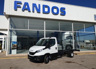 Furgoneta nueva IVECO 
35C16H 3.0 3750 MY2022 
en chasis 
con los siguientes opcionales:
- RUEDA DE REPUESTO.
- ASIDEROS EN CABINA.
- BALLESTA SEMIELÍPTICA CON REFUERZO DE BALLESTÍN.
- AEBS + CITY BRAKE.
- AVISADOR ACÚSTICO DE MARCHA ATRÁS.
- OLOR TFT INSTRUMENT CLUSTER (KM/H).
- DEPÓSITO DE COMBUSTIBLE DE 100 LITROS.
- AIRE ACONDICIONADO MANUAL.
- DIGITAL RADIO (DAB) 
- PUERTO USB PARA CARGA.
- SALPICADERO COMFORT.
- CAJA TELEMÁTICA.
- SOPORTE DE RUEDA DE REPUESTO.