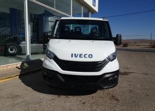 Furgoneta nueva IVECO 
35C16H 3.0 3750 MY2022 
en chasis 
con los siguientes opcionales:
- RUEDA DE REPUESTO.
- ASIDEROS EN CABINA.
- BALLESTA SEMIELÍPTICA CON REFUERZO DE BALLESTÍN.
- AEBS + CITY BRAKE.
- AVISADOR ACÚSTICO DE MARCHA ATRÁS.
- OLOR TFT INSTRUMENT CLUSTER (KM/H).
- DEPÓSITO DE COMBUSTIBLE DE 100 LITROS.
- AIRE ACONDICIONADO MANUAL.
- DIGITAL RADIO (DAB) 
- PUERTO USB PARA CARGA.
- SALPICADERO COMFORT.
- CAJA TELEMÁTICA.
- SOPORTE DE RUEDA DE REPUESTO.