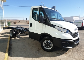 Furgoneta nueva IVECO 
35C16H 3.0 3750 MY2022 
en chasis 
con los siguientes opcionales:
- RUEDA DE REPUESTO.
- ASIDEROS EN CABINA.
- BALLESTA SEMIELÍPTICA CON REFUERZO DE BALLESTÍN.
- AEBS + CITY BRAKE.
- AVISADOR ACÚSTICO DE MARCHA ATRÁS.
- OLOR TFT INSTRUMENT CLUSTER (KM/H).
- DEPÓSITO DE COMBUSTIBLE DE 100 LITROS.
- AIRE ACONDICIONADO MANUAL.
- DIGITAL RADIO (DAB) 
- PUERTO USB PARA CARGA.
- SALPICADERO COMFORT.
- CAJA TELEMÁTICA.
- SOPORTE DE RUEDA DE REPUESTO.