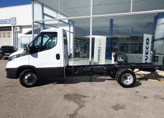 Furgoneta nueva IVECO 
35C16H 3.0 3750 MY2022 
en chasis 
con los siguientes opcionales:
- RUEDA DE REPUESTO.
- ASIDEROS EN CABINA.
- BALLESTA SEMIELÍPTICA CON REFUERZO DE BALLESTÍN.
- AEBS + CITY BRAKE.
- AVISADOR ACÚSTICO DE MARCHA ATRÁS.
- OLOR TFT INSTRUMENT CLUSTER (KM/H).
- DEPÓSITO DE COMBUSTIBLE DE 100 LITROS.
- AIRE ACONDICIONADO MANUAL.
- DIGITAL RADIO (DAB) 
- PUERTO USB PARA CARGA.
- SALPICADERO COMFORT.
- CAJA TELEMÁTICA.
- SOPORTE DE RUEDA DE REPUESTO.