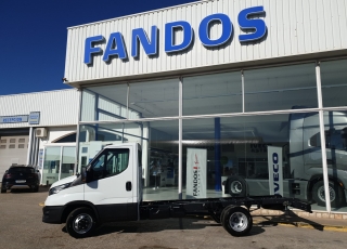 Furgoneta nueva IVECO 
35C16H 3.0 3750 MY2022 
en chasis 
con los siguientes opcionales:
- RUEDA DE REPUESTO.
- ASIDEROS EN CABINA.
- BALLESTA SEMIELÍPTICA CON REFUERZO DE BALLESTÍN.
- AEBS + CITY BRAKE.
- AVISADOR ACÚSTICO DE MARCHA ATRÁS.
- OLOR TFT INSTRUMENT CLUSTER (KM/H).
- DEPÓSITO DE COMBUSTIBLE DE 100 LITROS.
- AIRE ACONDICIONADO MANUAL.
- DIGITAL RADIO (DAB) 
- PUERTO USB PARA CARGA.
- SALPICADERO COMFORT.
- CAJA TELEMÁTICA.
- SOPORTE DE RUEDA DE REPUESTO.