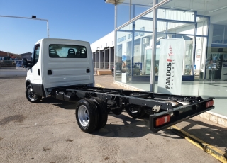 Furgoneta nueva IVECO 
35C16H 3.0 3750 MY2022 
en chasis 
con los siguientes opcionales:
- RUEDA DE REPUESTO.
- ASIDEROS EN CABINA.
- BALLESTA SEMIELÍPTICA CON REFUERZO DE BALLESTÍN.
- AEBS + CITY BRAKE.
- AVISADOR ACÚSTICO DE MARCHA ATRÁS.
- OLOR TFT INSTRUMENT CLUSTER (KM/H).
- DEPÓSITO DE COMBUSTIBLE DE 100 LITROS.
- AIRE ACONDICIONADO MANUAL.
- DIGITAL RADIO (DAB) 
- PUERTO USB PARA CARGA.
- SALPICADERO COMFORT.
- CAJA TELEMÁTICA.
- SOPORTE DE RUEDA DE REPUESTO.