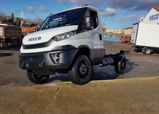 Furgoneta nueva IVECO Daily 70S18HWX, 4x4, de 7tn, 180cv, equipada con:
- Asiento conductor con suspensión.
- Climatizador automático
- Radio Iveco Conect
- Mandos en el volante.
- Cruise Control.
- Avisador acústico marcha atrás.