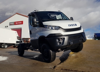 Furgoneta nueva IVECO Daily 70S18HWX, 4x4, de 7tn, 180cv, equipada con:
- Asiento conductor con suspensión.
- Climatizador automático
- Radio Iveco Conect
- Mandos en el volante.
- Cruise Control.
- Avisador acústico marcha atrás.