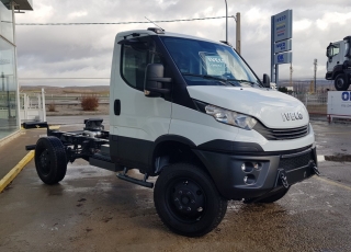 Furgoneta nueva IVECO Daily 70S18HWX, 4x4, de 7tn, 180cv, equipada con:
- Asiento conductor con suspensión.
- Climatizador automático
- Radio Iveco Conect
- Mandos en el volante.
- Cruise Control.
- Avisador acústico marcha atrás.