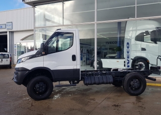 Furgoneta nueva IVECO Daily 70S18HWX, 4x4, de 7tn, 180cv, equipada con:
- Asiento conductor con suspensión.
- Climatizador automático
- Radio Iveco Conect
- Mandos en el volante.
- Cruise Control.
- Avisador acústico marcha atrás.