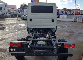 Furgoneta nueva IVECO Daily 70S18HWX, 4x4, de 7tn, 180cv, equipada con:
- Asiento conductor con suspensión.
- Climatizador automático
- Radio Iveco Conect
- Mandos en el volante.
- Cruise Control.
- Avisador acústico marcha atrás.