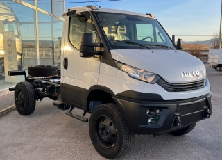 Furgoneta nueva IVECO 70S18WX  en chasis  con el siguiente equipamiento:
- AIRE ACONDICIONADO CLIMATIZADOR.
- RADIO IVECONNET  (Mandos al volante incluidos).
- PUERTO USB PARA CARGA.
- SALPICADERO COMFORT.
- RUEDA DE REPUESTO.
- ASIDEROS EN CABINA.
- AVISADOR ACÚSTICO DE MARCHA ATRÁS.
- PANTALLA TFT DIGITAL (CLUSTER).
- BLOQUEOS DIFERENCIALES.
- AIRBAG CONDUCTOR.
- CONTROL DE VELOCIDAD.
- FAROS ANTINIEBLA.