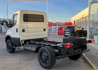 Furgoneta nueva IVECO 70S18WX  en chasis  con el siguiente equipamiento:
- AIRE ACONDICIONADO CLIMATIZADOR.
- RADIO IVECONNET  (Mandos al volante incluidos).
- PUERTO USB PARA CARGA.
- SALPICADERO COMFORT.
- RUEDA DE REPUESTO.
- ASIDEROS EN CABINA.
- AVISADOR ACÚSTICO DE MARCHA ATRÁS.
- PANTALLA TFT DIGITAL (CLUSTER).
- BLOQUEOS DIFERENCIALES.
- AIRBAG CONDUCTOR.
- CONTROL DE VELOCIDAD.
- FAROS ANTINIEBLA.