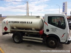 Furgoneta Renault Maxity 150.45, del año 2007, con 361.323km, con una cisterna para 3.000 litros de gasoil.